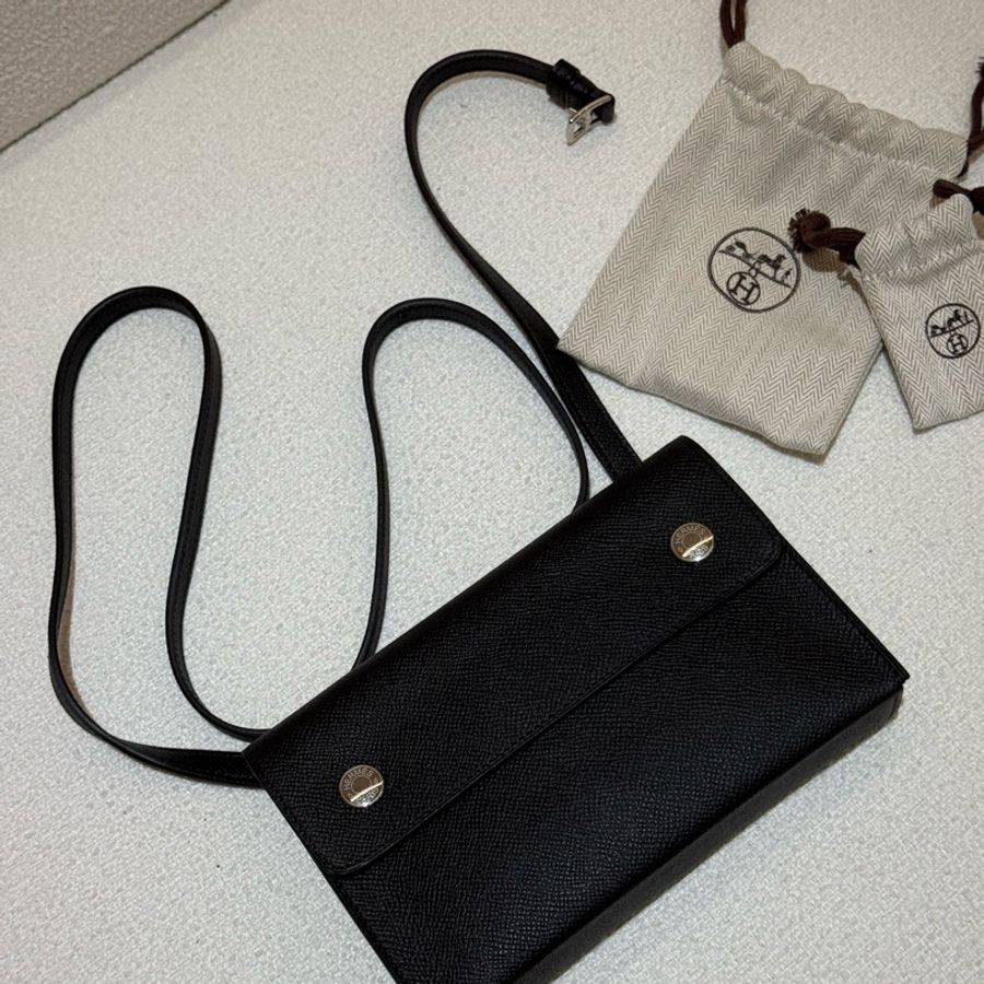 解放雙手小包HERMES Snap Wallet黑色全皮銀扣斜背包-0