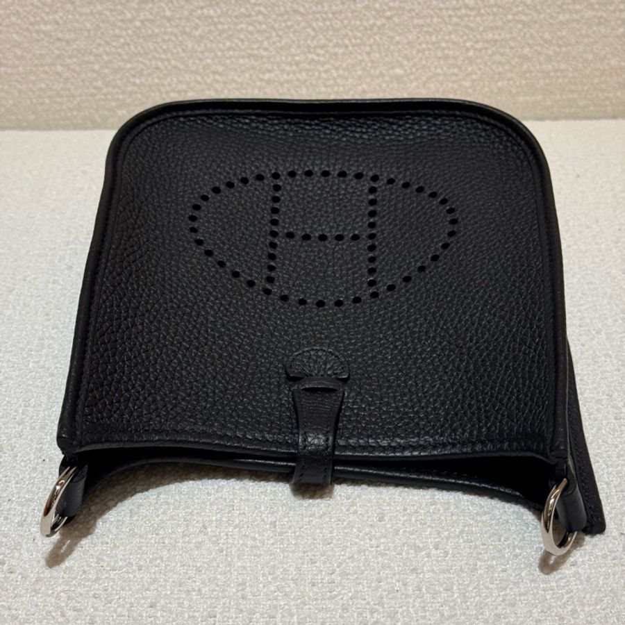 H字洞洞HEMERS MINI EVELYNE16cm 黑色銀扣迷你斜背包-4
