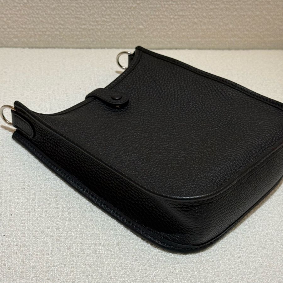 H字洞洞HEMERS MINI EVELYNE16cm 黑色銀扣迷你斜背包-7