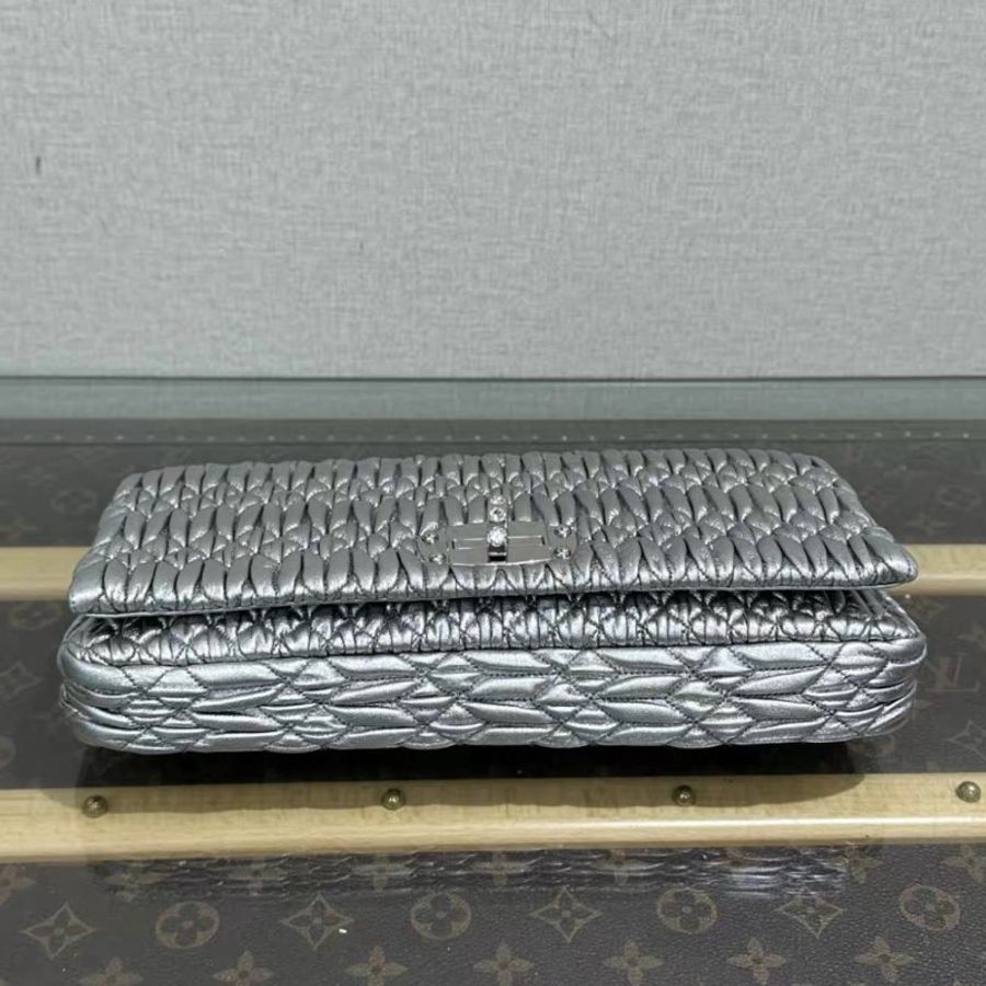 MIUMIU 銀色皺摺寶石鏈條肩背包 28*14.5*4 99新配件:塵袋-3