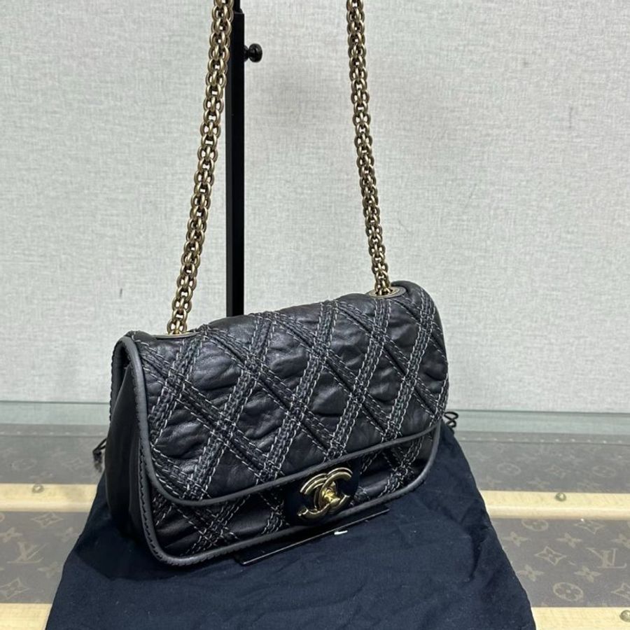 CHANEL 黑金CF外縫線肩背斜背包 24*15*6 98新 配件塵袋-1