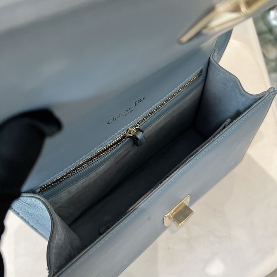 Dior 盾牌小號牛皮包 淡藍色-7