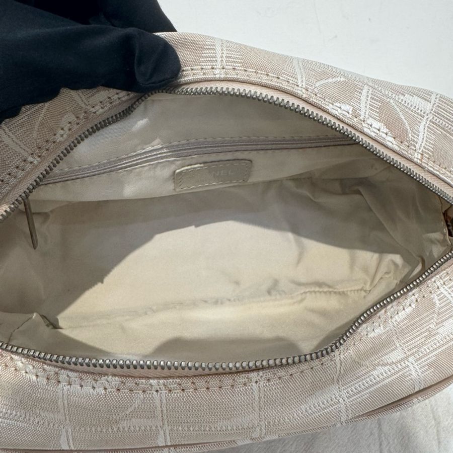 CHANEL 冰磚奶茶皮革手提化妝包-10