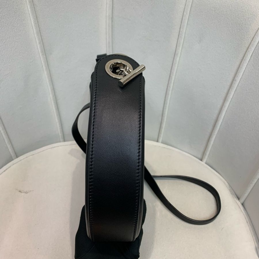 Loewe 羅以威 黑金色 全皮半月斜背包 XB569-2