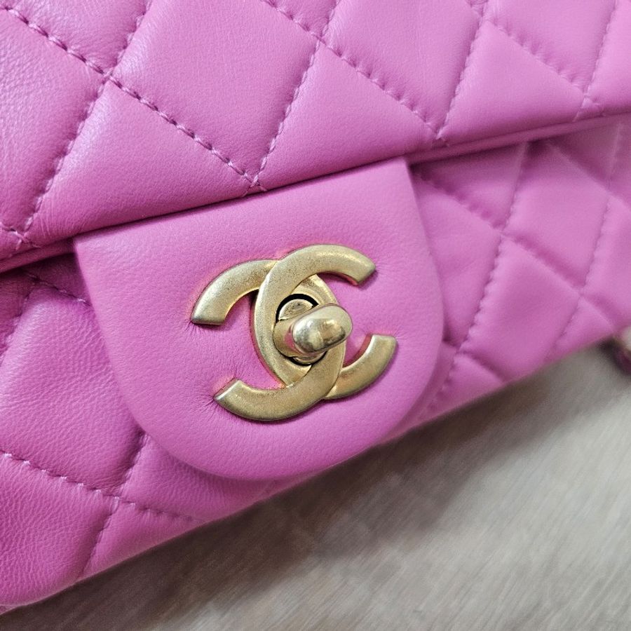 Chanel 芭比粉霧金釦金球Mini CF20斜背包-23