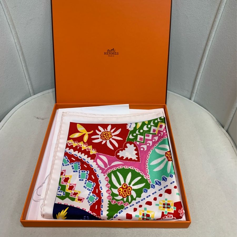 Hermes 花卉藍色+粉紅色幾何合拼絲巾 XA386-6