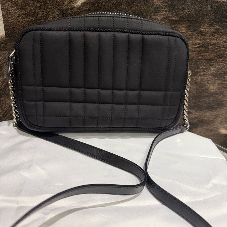 💎BURBERRY Lola絎縫皮革鏈帶拉鍊相機包-1