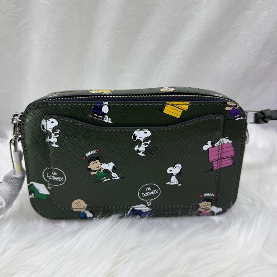 MARC JACOBS Peanuts 聯名款 史努比家族防刮皮斜背相機包(深綠色)-0