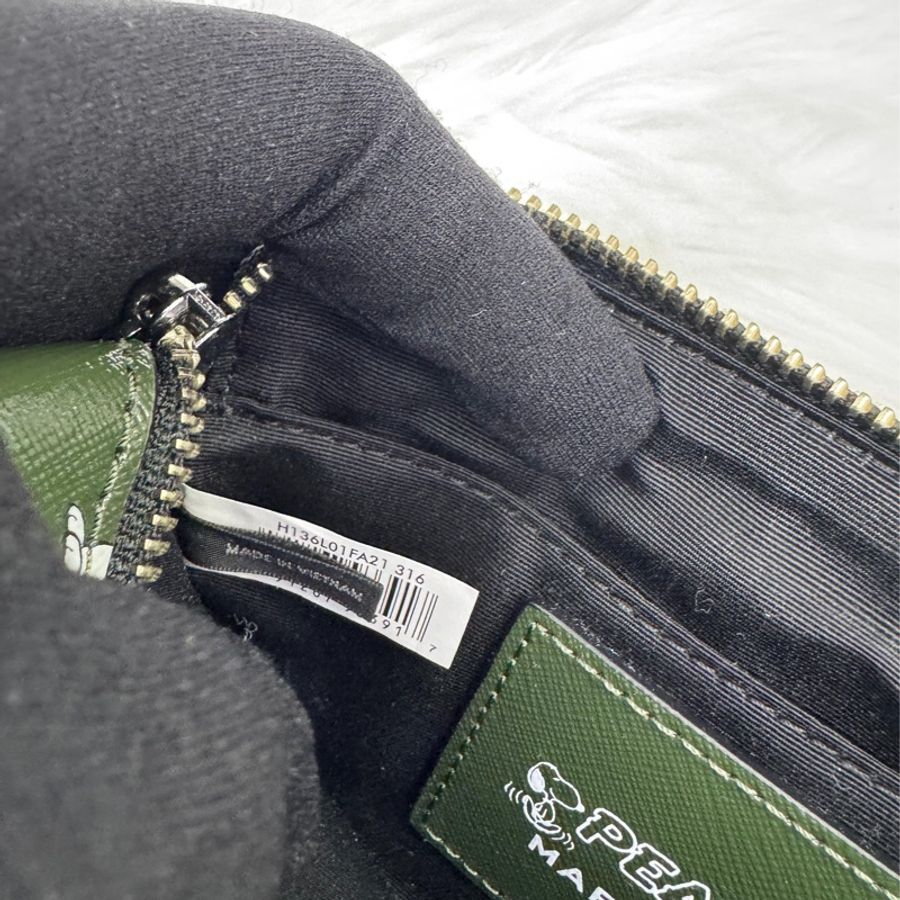 MARC JACOBS Peanuts 聯名款 史努比家族防刮皮斜背相機包(深綠色)-2