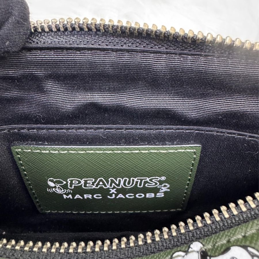 MARC JACOBS Peanuts 聯名款 史努比家族防刮皮斜背相機包(深綠色)-8