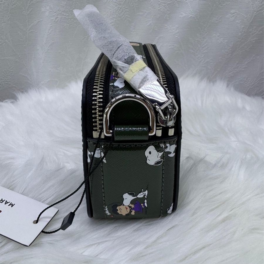MARC JACOBS Peanuts 聯名款 史努比家族防刮皮斜背相機包(深綠色)-9