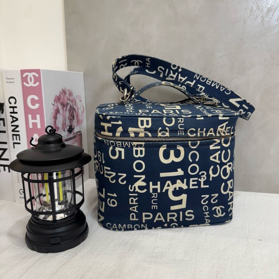 CHANEL 帆布字母塗鴉化妝箱包-1