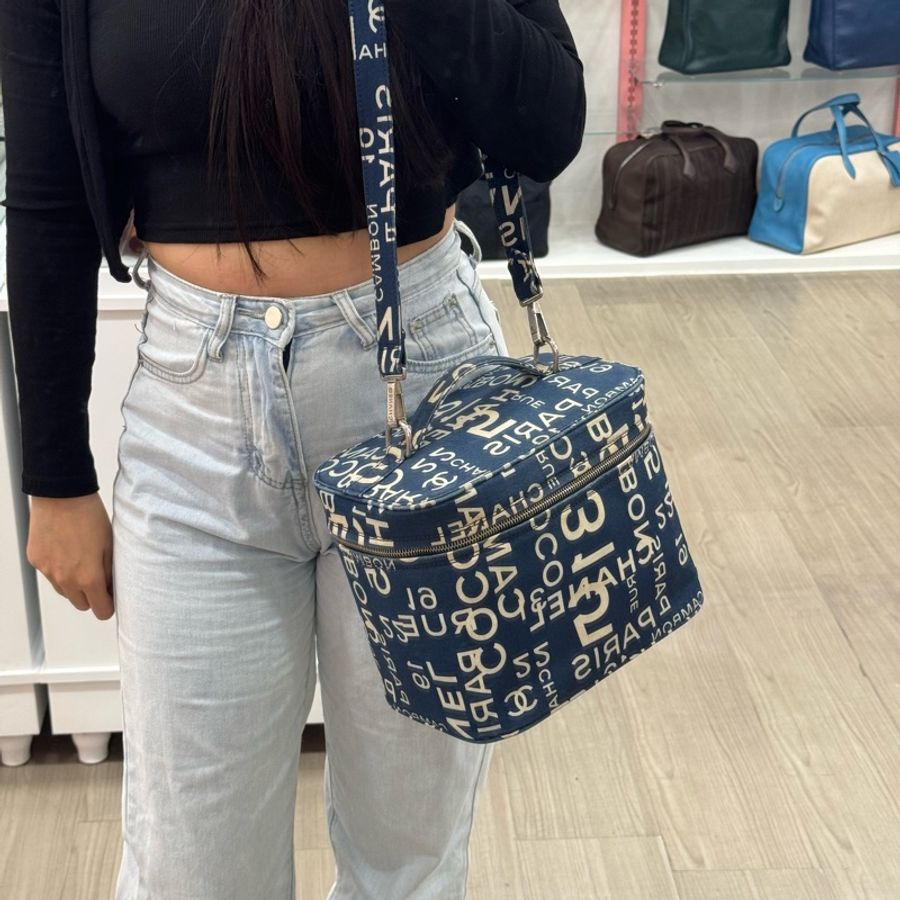 CHANEL 帆布字母塗鴉化妝箱包-18