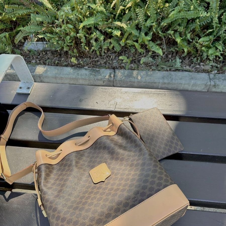 CELINE 復古凱旋門焦糖棕金扣水桶包-0