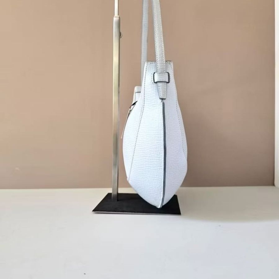 【LA LUNE】稀有中古包 Loewe淺藍半月復古包 皮革腋下包 側背包 單肩包 古董-8