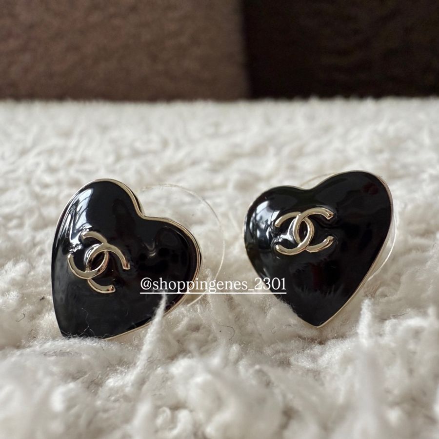 香奈兒 Chanel 全新品 25B 黑色琺瑯小愛心耳環-0