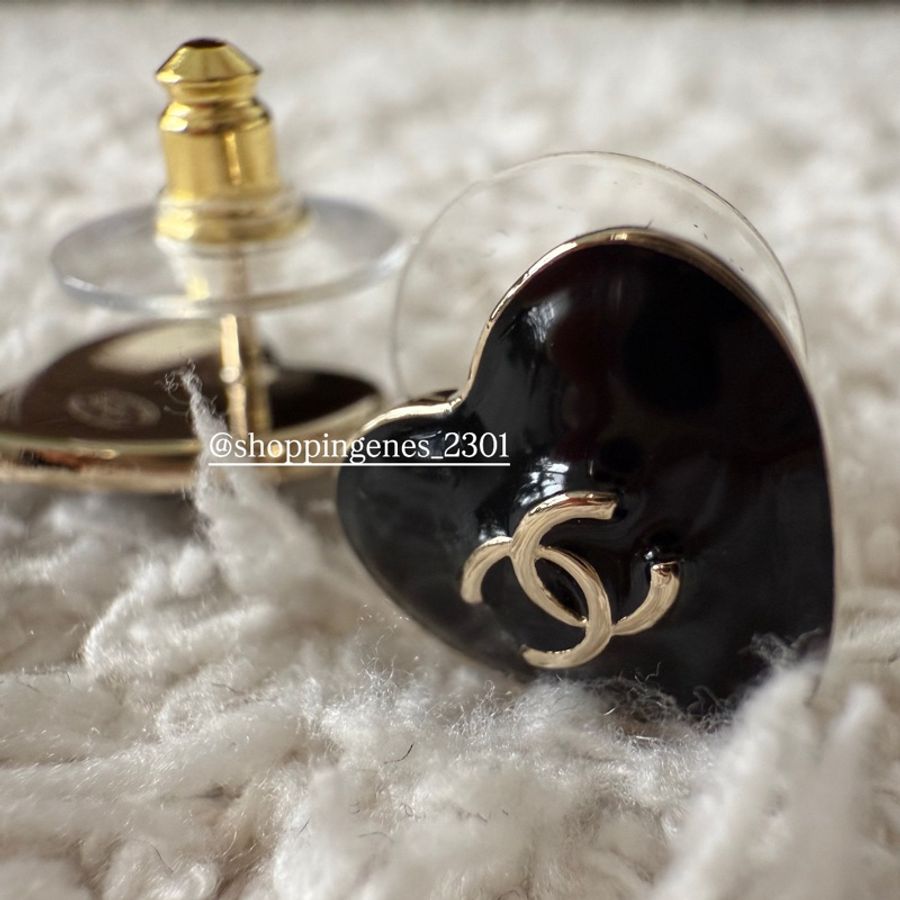 香奈兒 Chanel 全新品 25B 黑色琺瑯小愛心耳環-1