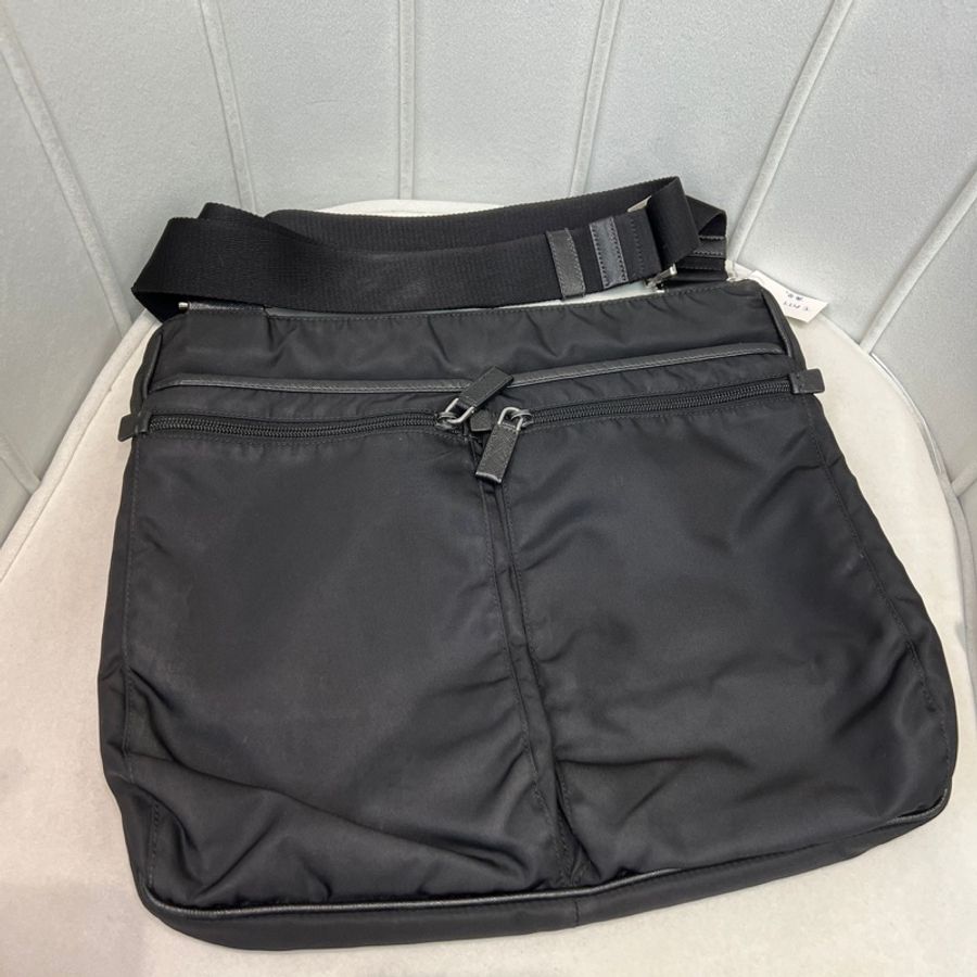 Prada 降落傘黑色斜孭袋 XA957-1
