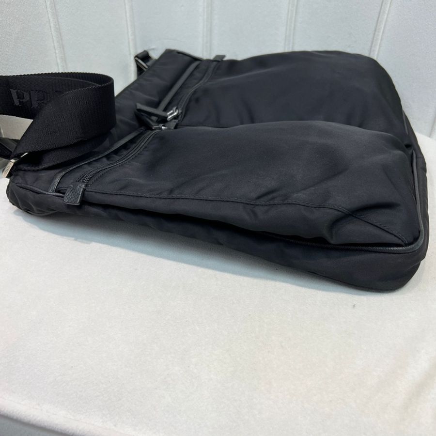 Prada 降落傘黑色斜孭袋 XA957-3
