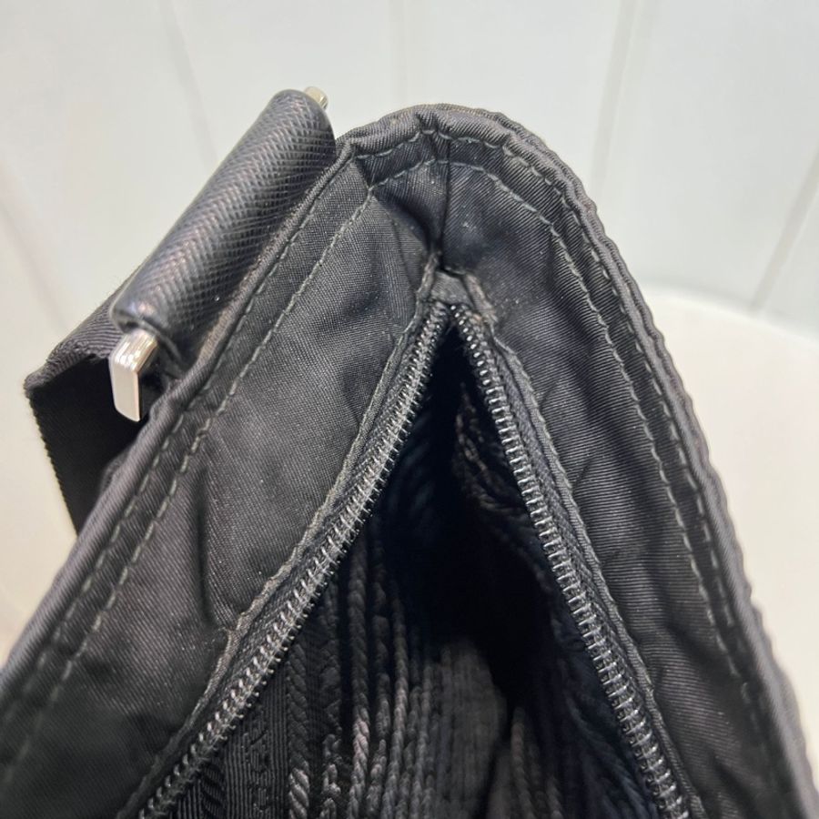 Prada 降落傘黑色斜孭袋 XA957-22