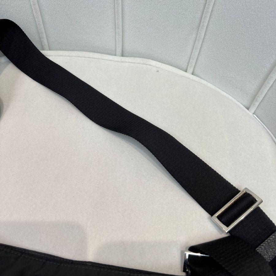 Prada 降落傘黑色斜孭袋 XA957-23
