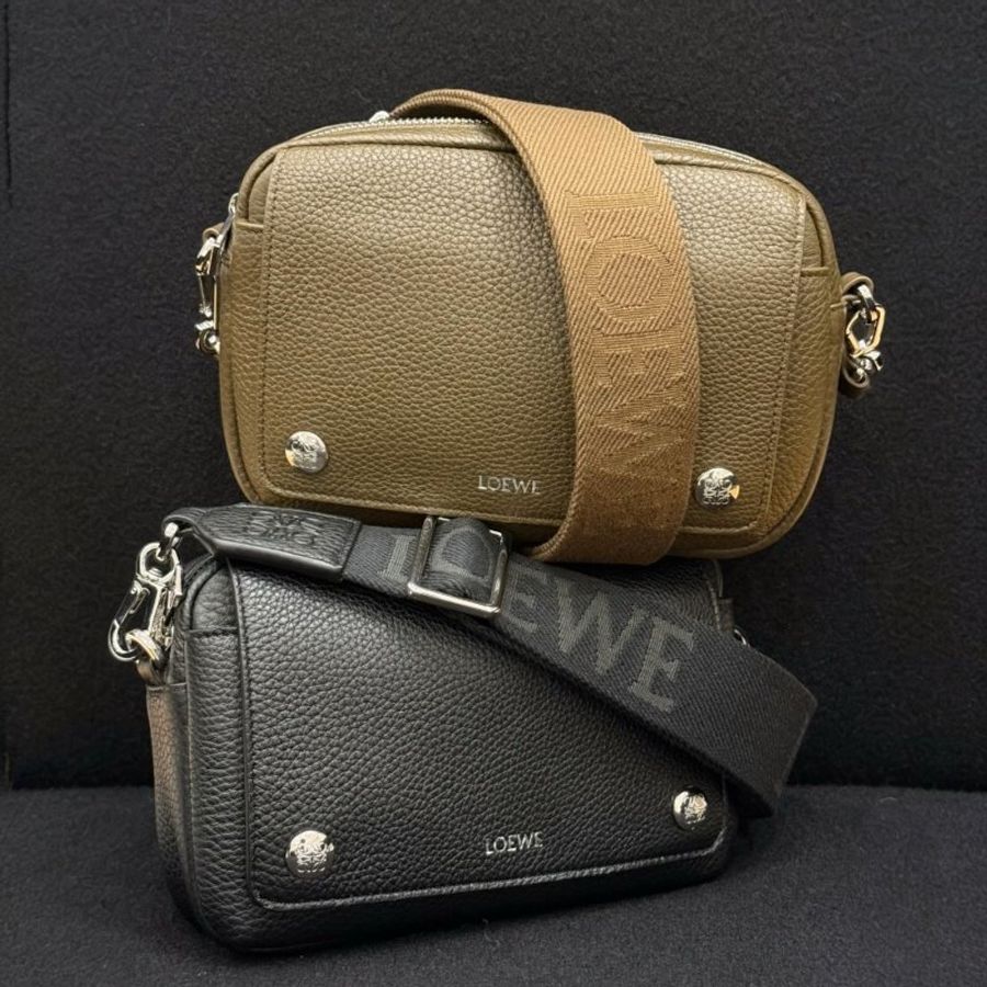 🎉新品好折扣✨Loewe 小款粒面小牛皮Pebble 郵差相機包 緹花肩背帶/黑色-6