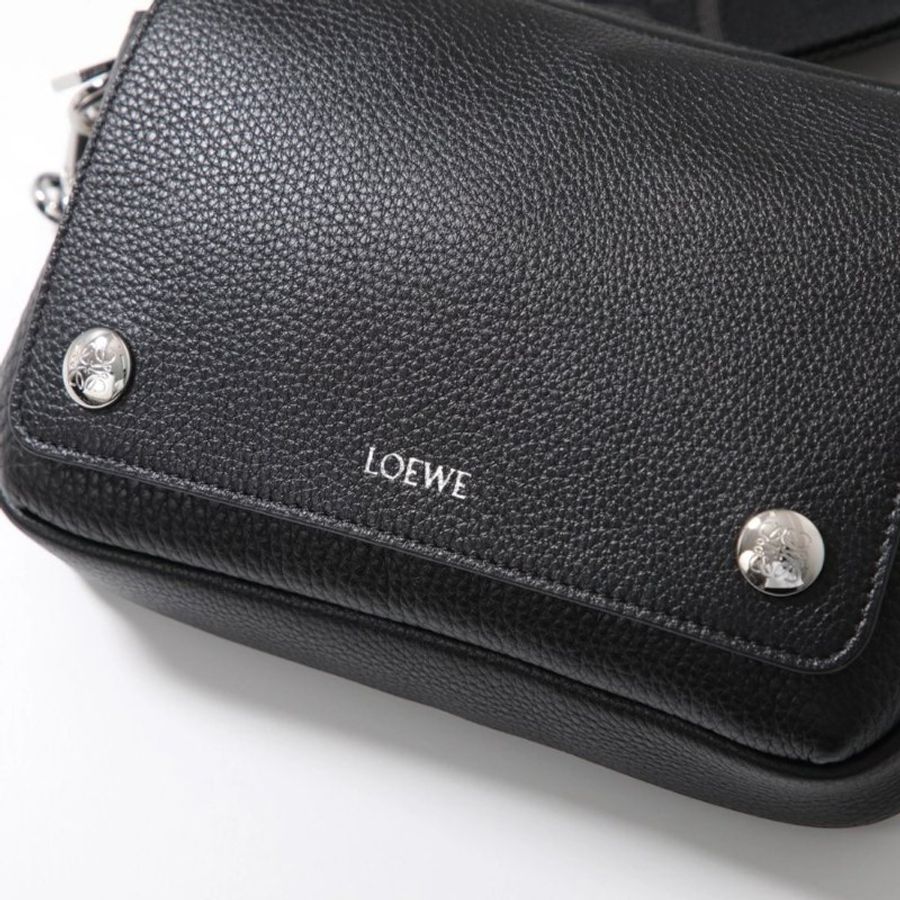 🎉新品好折扣✨Loewe 小款粒面小牛皮Pebble 郵差相機包 緹花肩背帶/黑色-9
