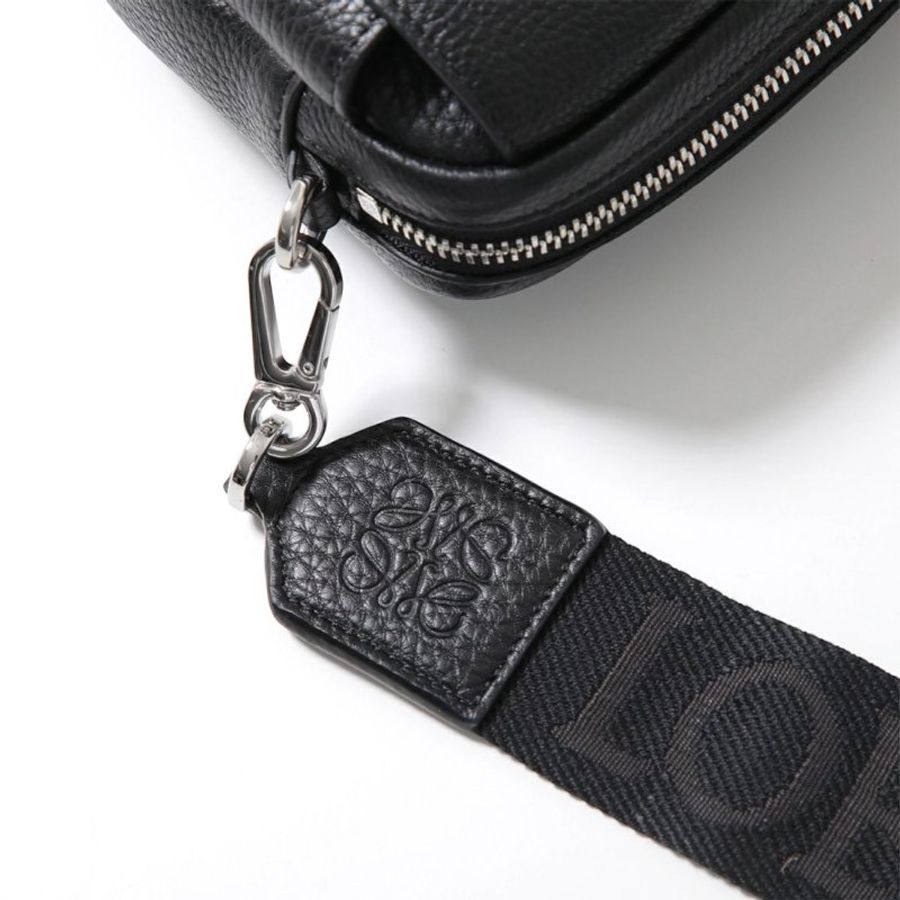 🎉新品好折扣✨Loewe 小款粒面小牛皮Pebble 郵差相機包 緹花肩背帶/黑色-10