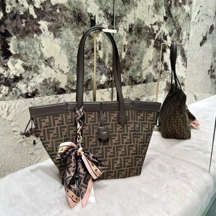 🎉新品好折扣✨Fendi 8BH414 中款FF老花 Origami包 棕色-1