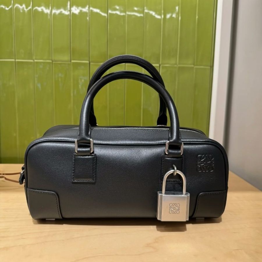 🎉新品好折扣✨Loewe 光澤小牛皮 Amazona 23 鎖頭包 黑色/銀色-1