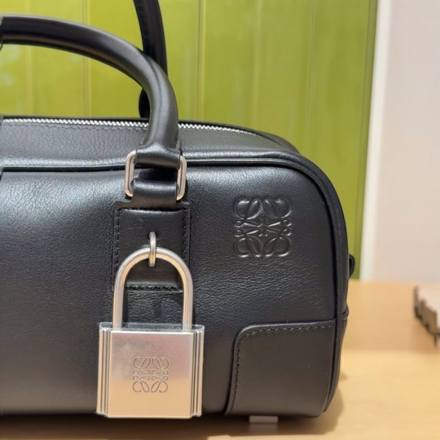 🎉新品好折扣✨Loewe 光澤小牛皮 Amazona 23 鎖頭包 黑色/銀色-4