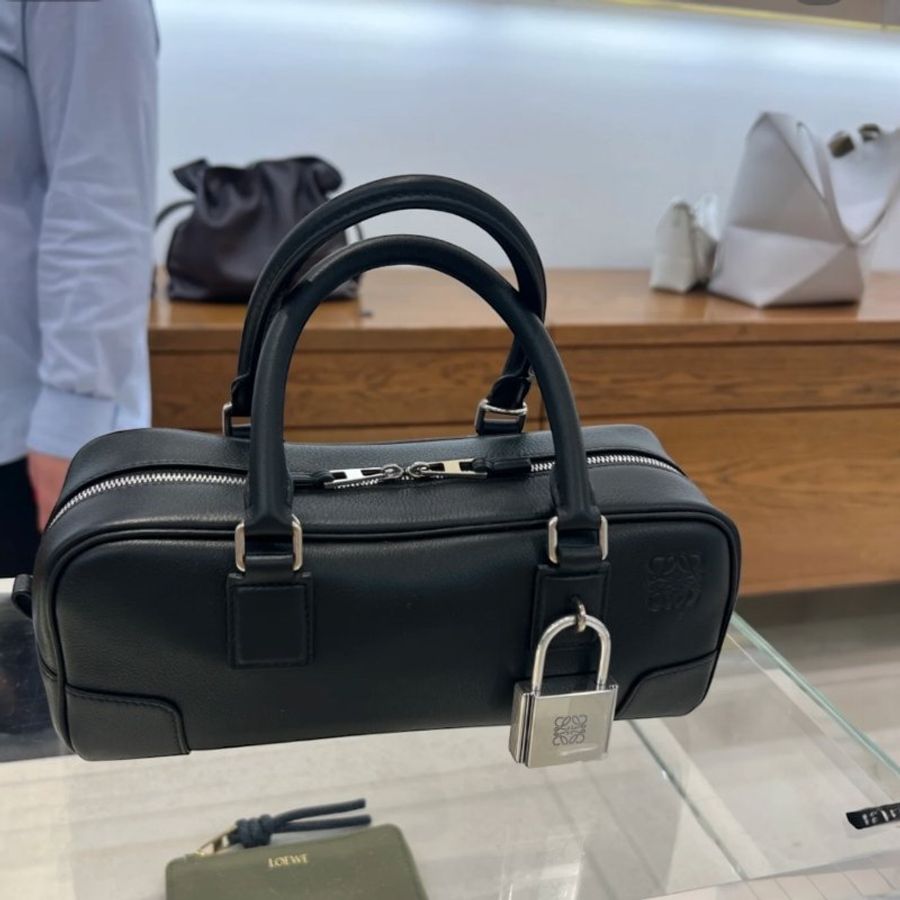 🎉新品好折扣✨Loewe 光澤小牛皮 Amazona 23 鎖頭包 黑色/銀色-8