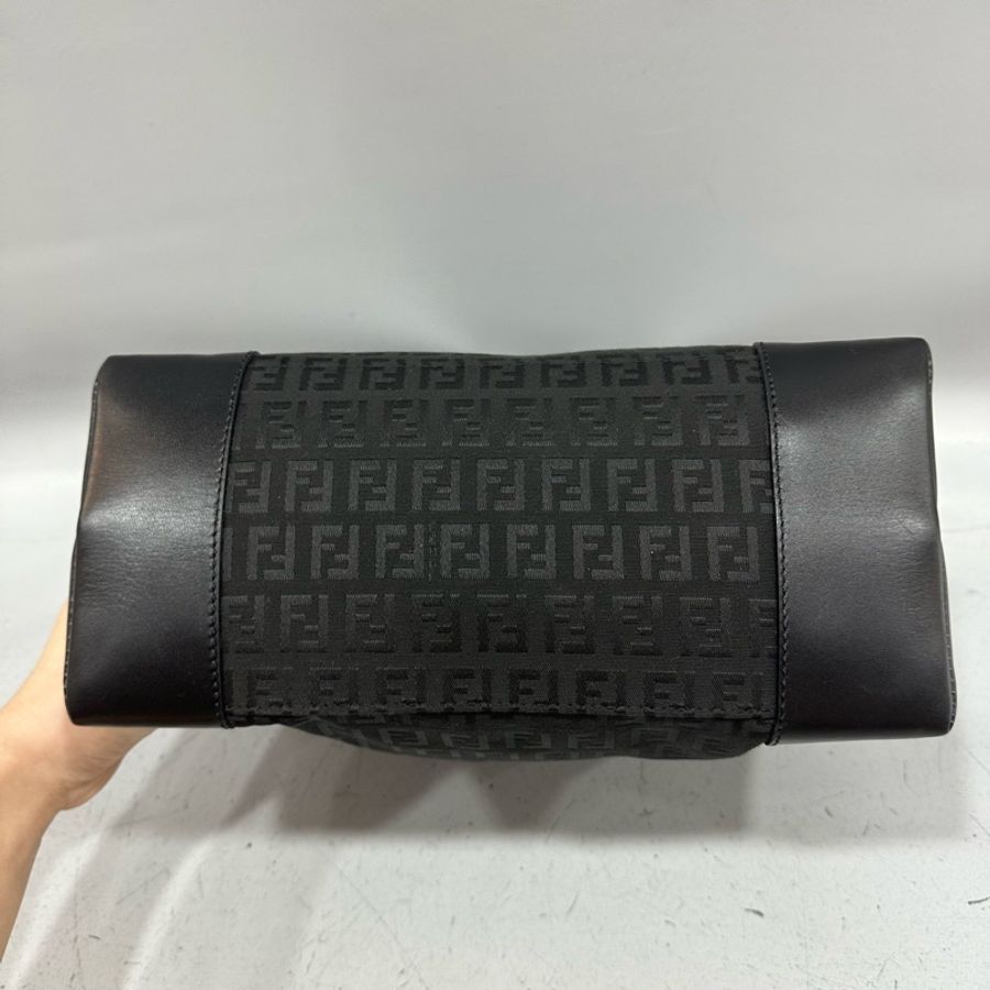 fendi 8BR516 黑色老花拼牛皮肩背包-5