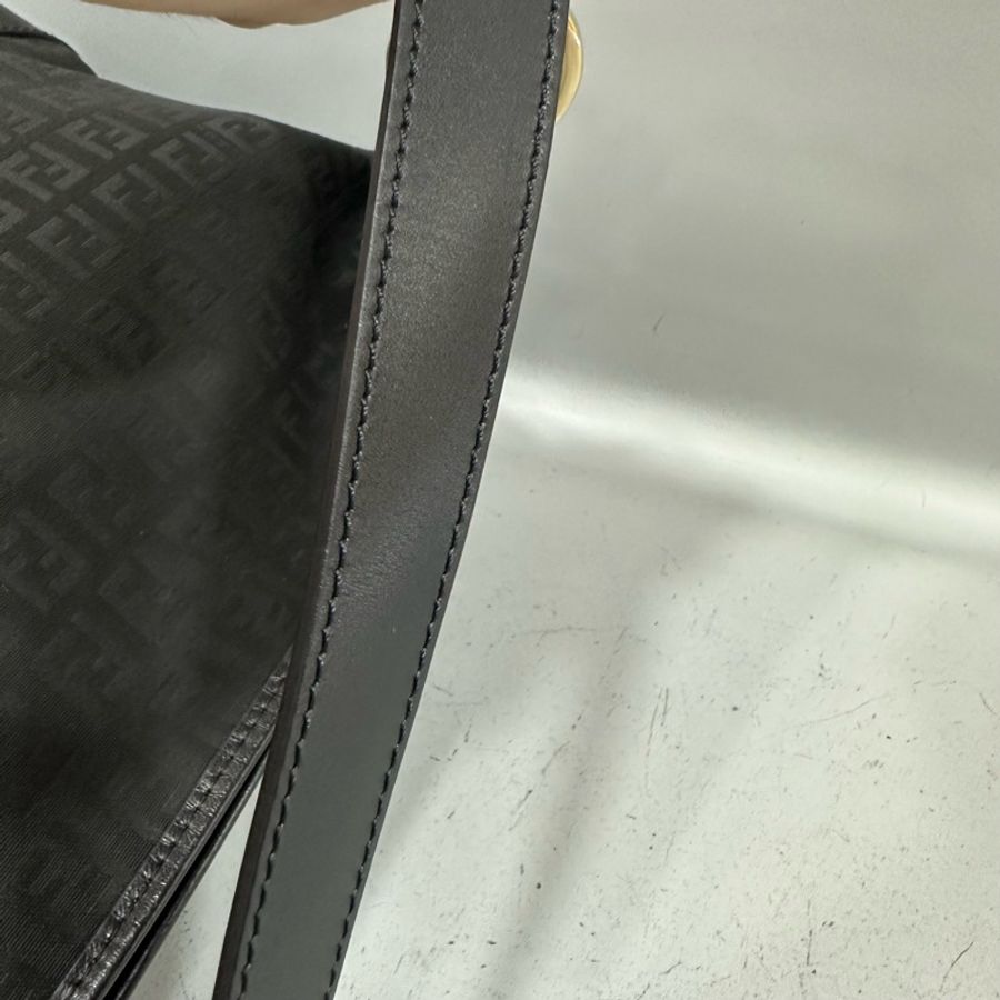 fendi 8BR516 黑色老花拼牛皮肩背包-24