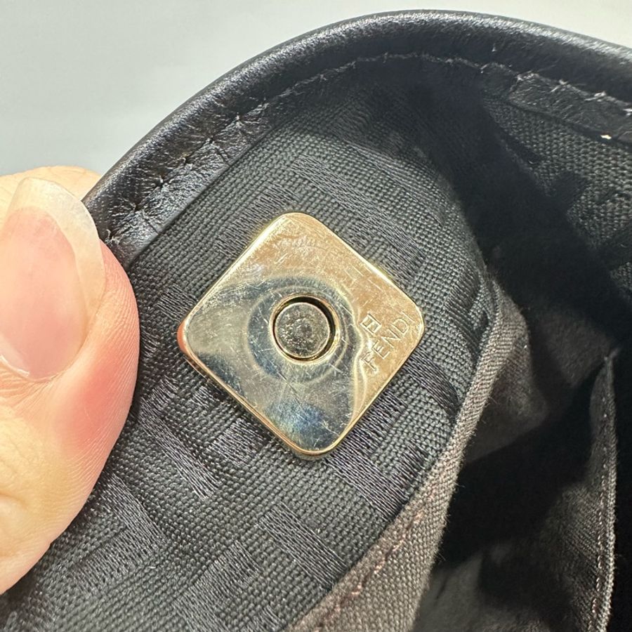 fendi 8BR516 黑色老花拼牛皮肩背包-25