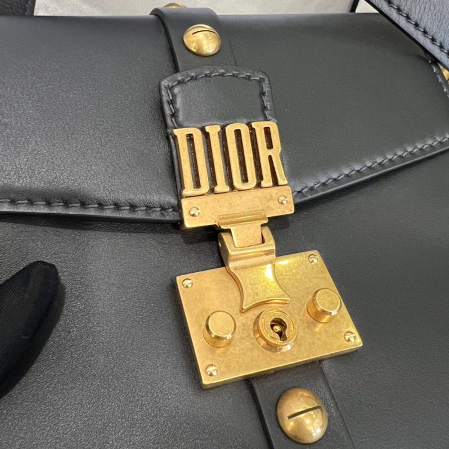 DIOR 黑金皮革鎖頭郵差包-9
