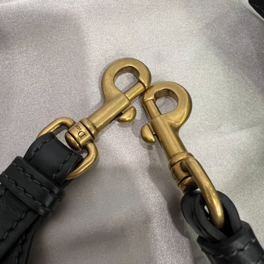 DIOR 黑金皮革鎖頭郵差包-10