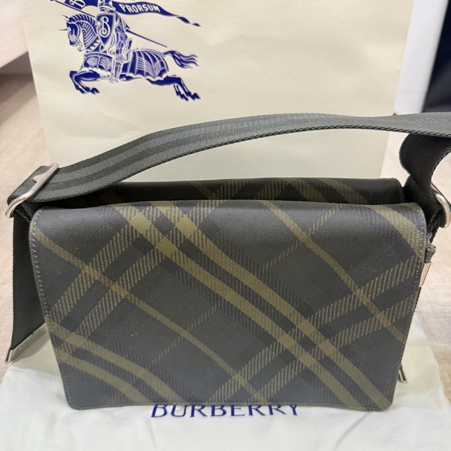 burberry 男斜背包 專櫃熱門缺貨款 長26cm 寬10cm 高17cm-0