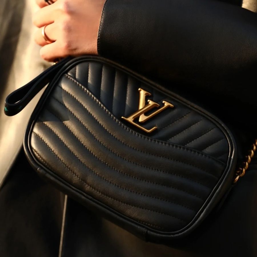 98新🆕Lv new wave全皮V紋黑金logo相機包-1
