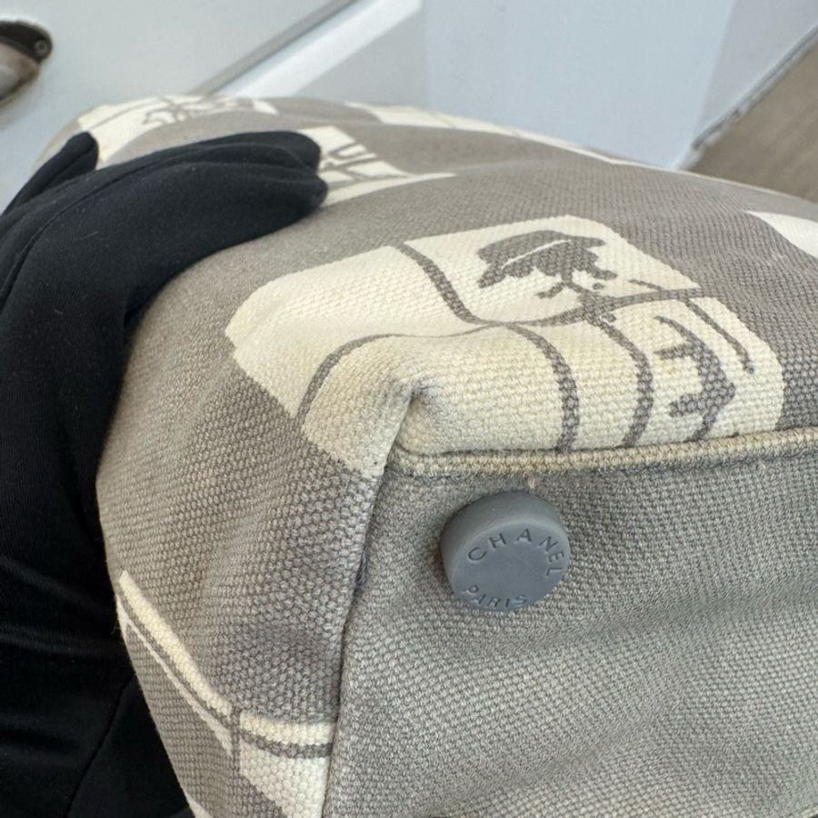 （出清特價）Chanel 櫥窗人物塗鴉帆布包-15