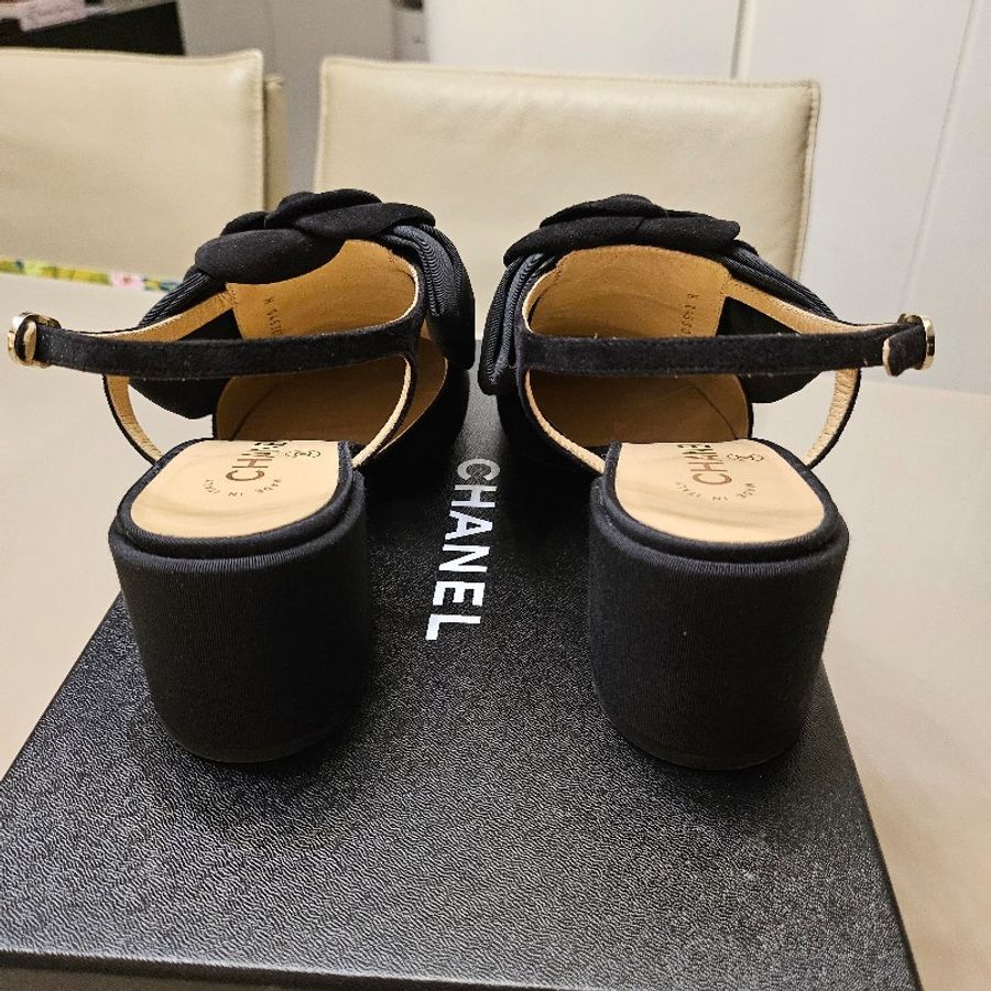 chanel黑色絲絨山茶花鞋頭拼接緞面-3