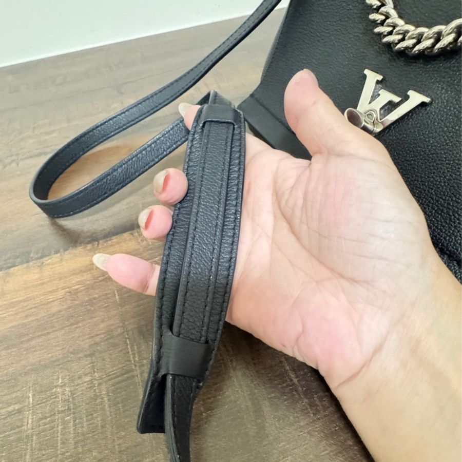 LV Lookme 黑色小牛皮錬條包-28