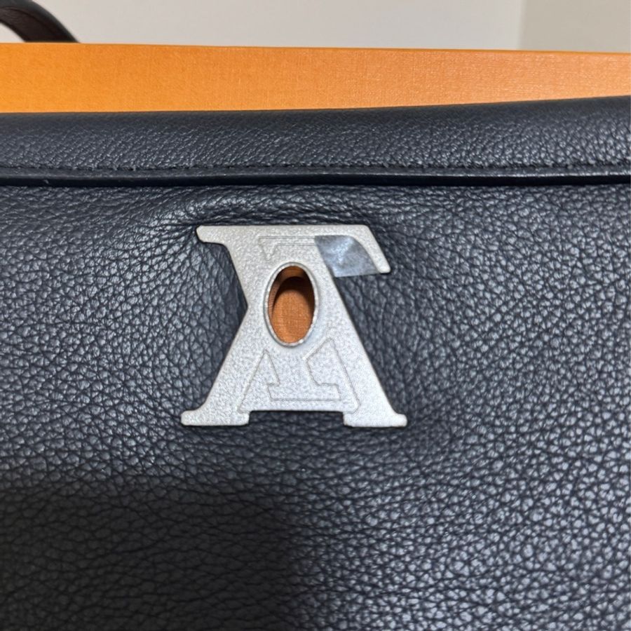 LV Lookme 黑色小牛皮錬條包-31