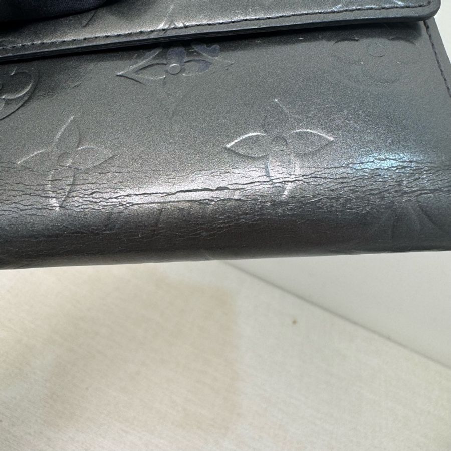 Louis Vuitton 漆皮黑灰壓紋短夾-24