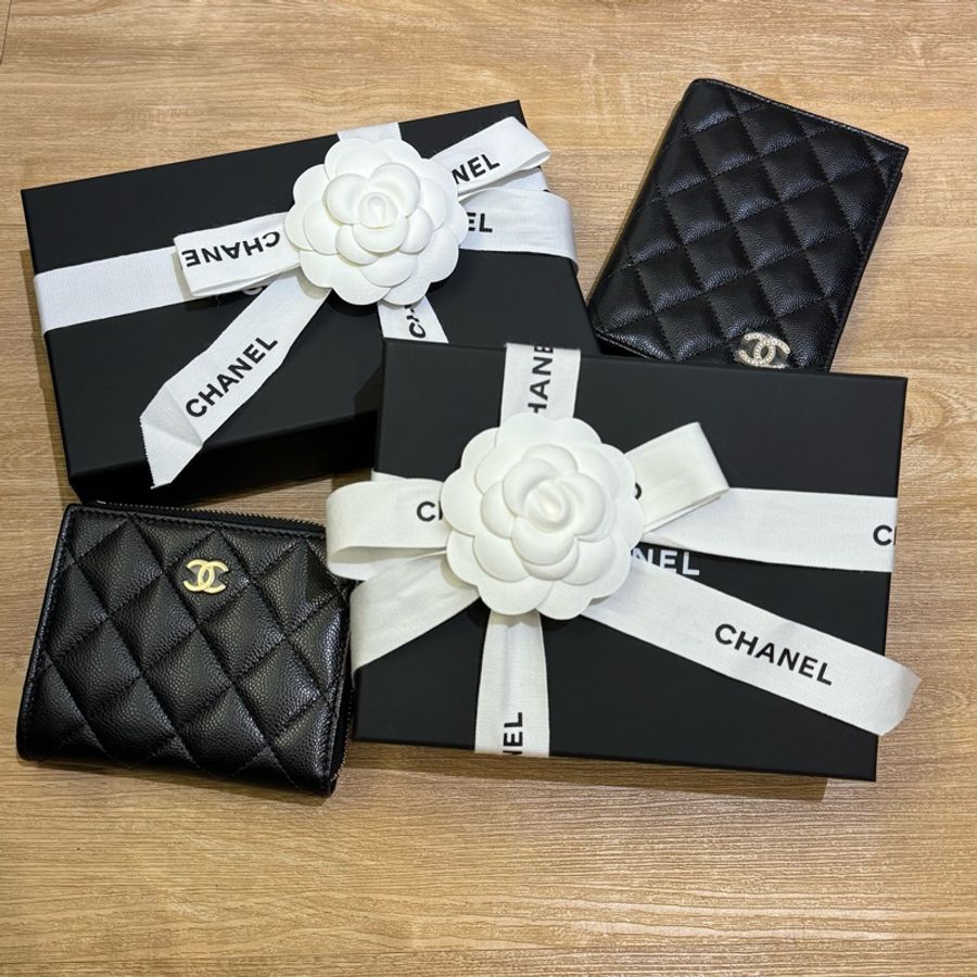 Chanel 魚子醬水鑽雙C護照夾 有卡層 全新正品-0