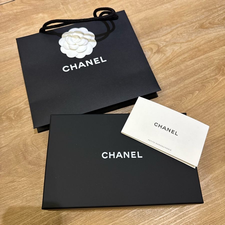 Chanel 魚子醬水鑽雙C護照夾 有卡層 全新正品-1