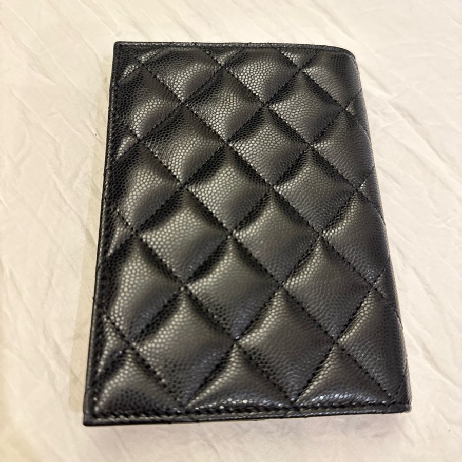 Chanel 魚子醬水鑽雙C護照夾 有卡層 全新正品-5