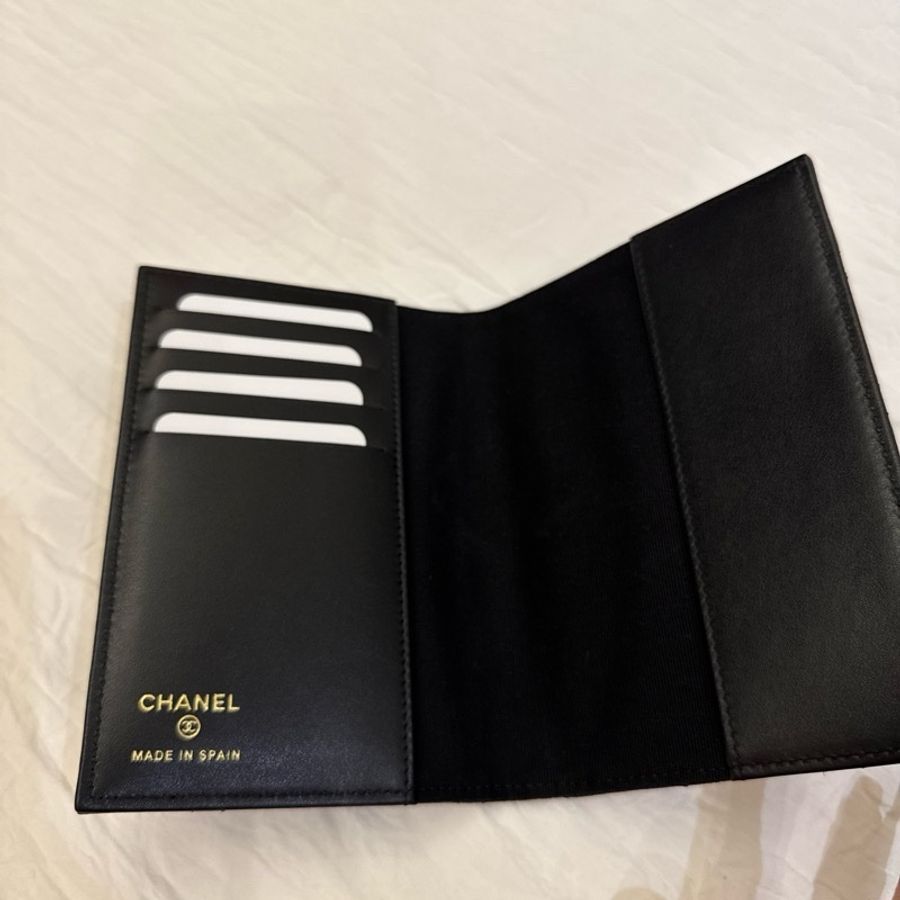 Chanel 魚子醬水鑽雙C護照夾 有卡層 全新正品-12