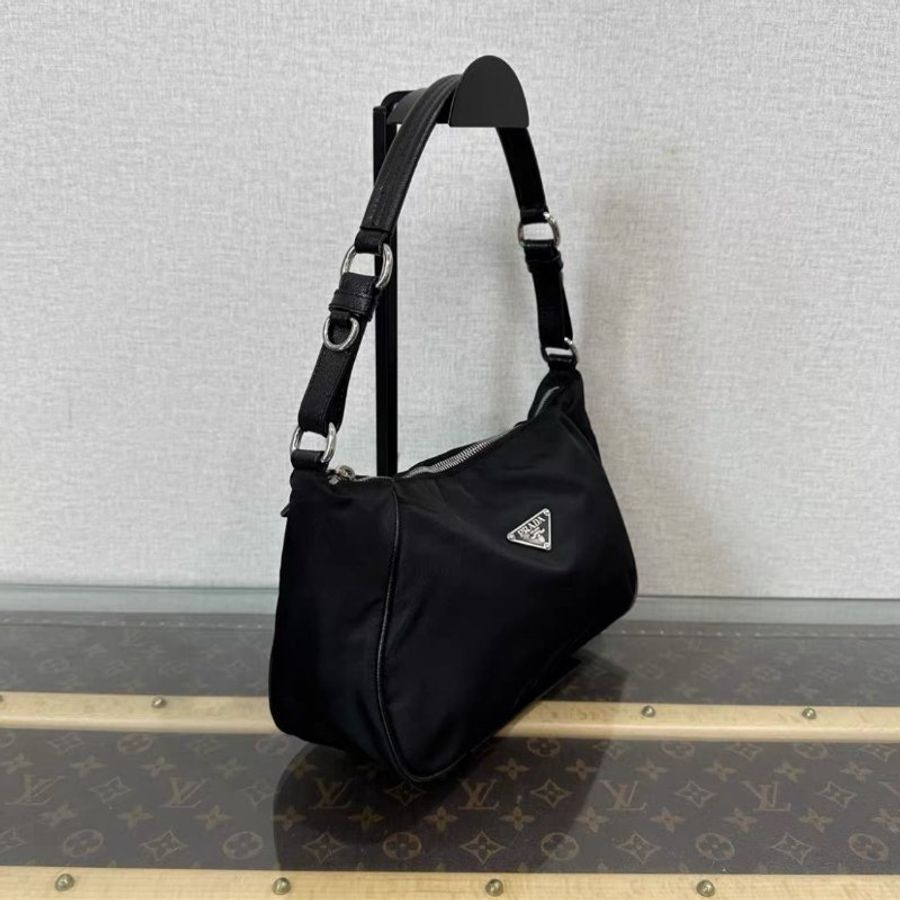 PRADA 黑銀降落傘肩背hobo手提腋下包 26*15*9 新98配件保卡-1
