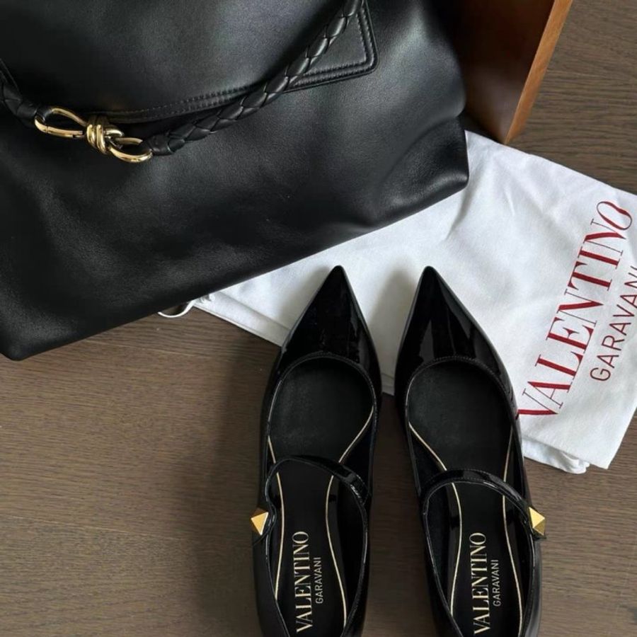 valentino tiptoe黑色漆皮尖頭卯釘平底鞋 38號 全新配件塵袋-1
